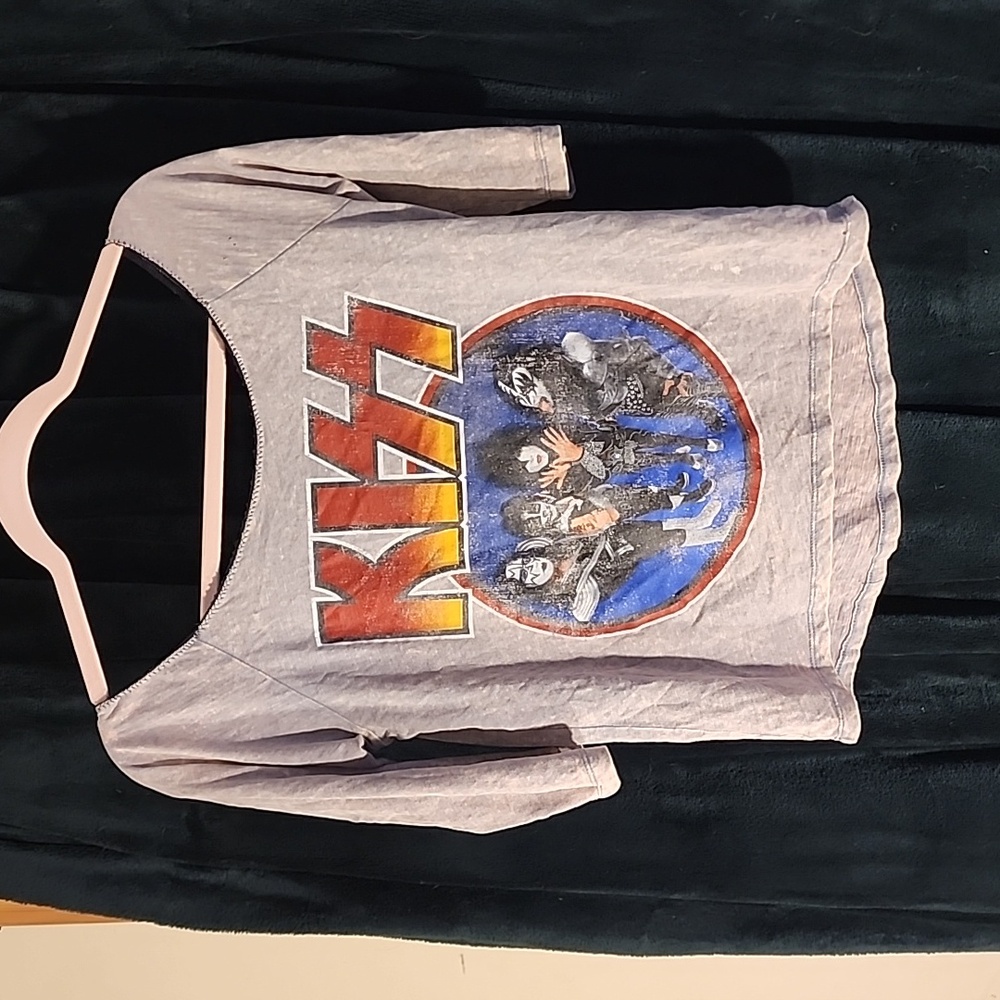 Kiss of the shoulder shirt